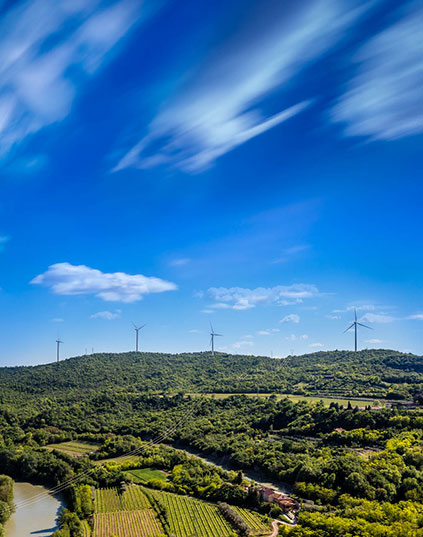 appezzamento di terra collinare con pale eoliche