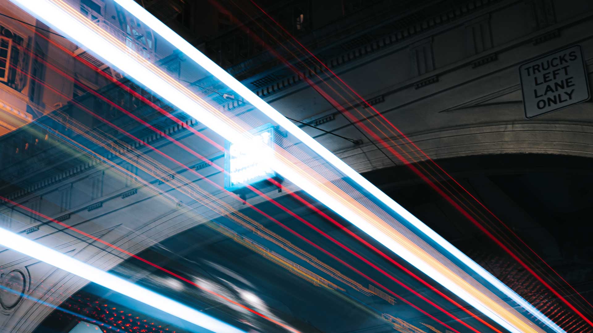 fasci luminosi che entrano sotto un ponte