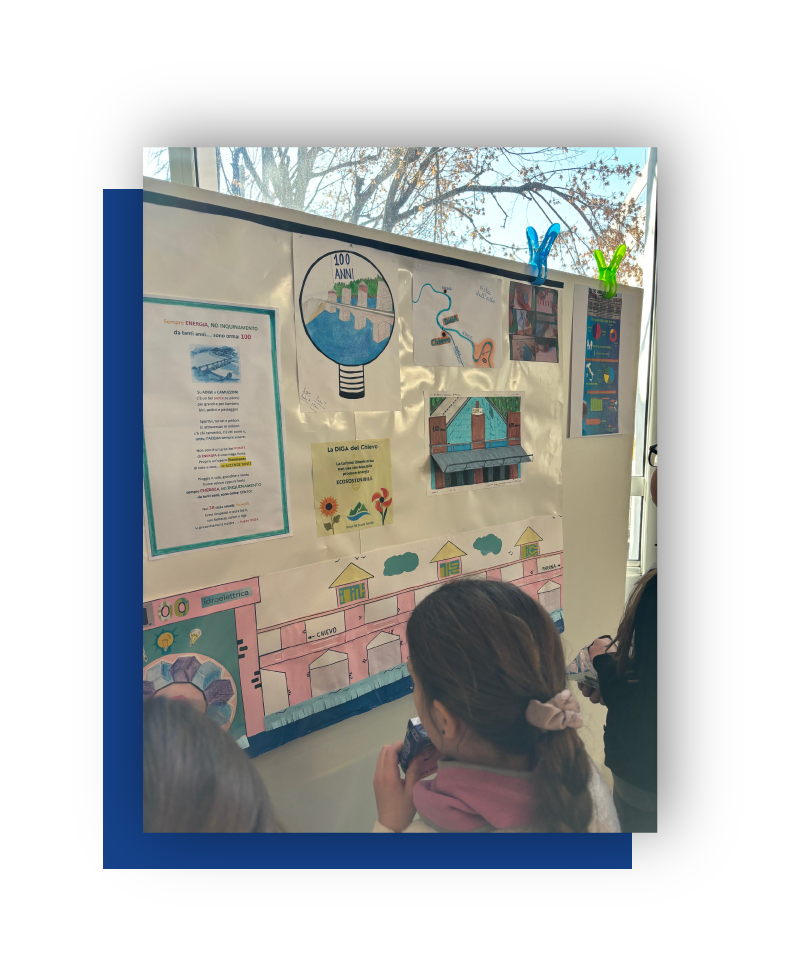 Bambina rivolta a guardare disegni su di un pannello